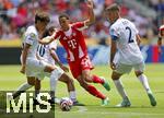 15.06.2025, FIFA Club World Cup 2025, Gruppe C, FC Bayern Mnchen - Auckland City, im TQL Stadium, Cincinnati (USA),  mitte: Jamal Musiala (FC Bayern Mnchen) re: Mario Ilich (Auckland).