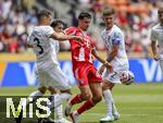 15.06.2025, FIFA Club World Cup 2025, Gruppe C, FC Bayern Mnchen - Auckland City, im TQL Stadium, Cincinnati (USA), mitte: Aleksandar Pavlovic (Bayern Mnchen)  am Ball re: Mario Ilich (Auckland)