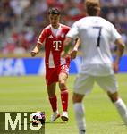 15.06.2025, FIFA Club World Cup 2025, Gruppe C, FC Bayern Mnchen - Auckland City, im TQL Stadium, Cincinnati (USA),  Aleksandar Pavlovic (Bayern Mnchen)  am Ball 
