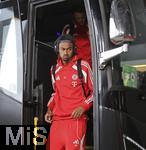 15.06.2025, FIFA Club World Cup 2025, Gruppe C, FC Bayern Mnchen - Auckland City, im TQL Stadium, Cincinnati (USA), Jonah Kusi-Asare (Bayern Mnchen) steigt aus dem Mannschaftsbus.