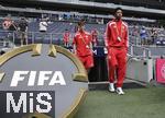 15.06.2025, FIFA Club World Cup 2025, Gruppe C, FC Bayern Mnchen - Auckland City, im TQL Stadium, Cincinnati (USA), v.li: Torwart Leon Klanac (Bayern Mnchen) und Cassiano Kiala (Bayern Mnchen) kommen ins Stadion 