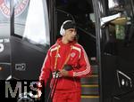 15.06.2025, FIFA Club World Cup 2025, Gruppe C, FC Bayern Mnchen - Auckland City, im TQL Stadium, Cincinnati (USA), Aleksandar Pavlovic (Bayern Mnchen) steigt aus dem Bus aus.