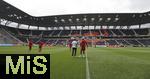 15.06.2025, FIFA Club World Cup 2025, Gruppe C, FC Bayern Mnchen - Auckland City, im TQL Stadium, Cincinnati (USA), Sportdirektor Christoph Freund (mitte, Bayern Mnchen) vor dem Spiel auf dem Platz.