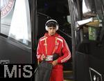 15.06.2025, FIFA Club World Cup 2025, Gruppe C, FC Bayern Mnchen - Auckland City, im TQL Stadium, Cincinnati (USA), Aleksandar Pavlovic (Bayern Mnchen) steigt aus dem Bus aus.