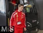 15.06.2025, FIFA Club World Cup 2025, Gruppe C, FC Bayern Mnchen - Auckland City, im TQL Stadium, Cincinnati (USA), Torwart Jonas Urbig (FC Bayern Mnchen) steigt aus dem Bus aus.