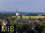 17.06.2025,  Bad Wrishofen,  Gartenstadt. Der marode Kirchturm von St. Ulrich in der Gartenstadt ist mit Schutzfolie eingewickelt.
