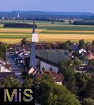 17.06.2025,  Bad Wrishofen,  Gartenstadt. Der marode Kirchturm von St. Ulrich in der Gartenstadt ist mit Schutzfolie eingewickelt.