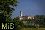 18.06.2025, Strche in Kirchheim im Allgu, mehrere Storchenpaare brten Nachwuchs aus, auf fast allen Schornsteinen des Fugger-Schloss Kirchheim haben sie ihre Nester gebaut. (Das Schloss Kirchheim in Schwaben ist ein Renaissanceschloss in Kirchheim in Schwaben, das von Jakob Eschay und Wendel Dietrich in den Jahren 1578 bis 1583 fr Hans Fugger gebaut wurde und sich seither im Besitz des Hauses Fugger von der Lilie befindet.)