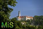 18.06.2025, Strche in Kirchheim im Allgu, mehrere Storchenpaare brten Nachwuchs aus, auf fast allen Schornsteinen des Fugger-Schloss Kirchheim haben sie ihre Nester gebaut. (Das Schloss Kirchheim in Schwaben ist ein Renaissanceschloss in Kirchheim in Schwaben, das von Jakob Eschay und Wendel Dietrich in den Jahren 1578 bis 1583 fr Hans Fugger gebaut wurde und sich seither im Besitz des Hauses Fugger von der Lilie befindet.)