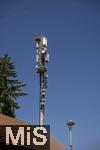 18.06.2025, Strche in Kirchheim im Allgu, mehrere Storchenpaare brten Nachwuchs aus, auf dem Mobilfunkmast haben sie ihre nester auf den Antennen gebaut.