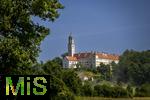 18.06.2025, Strche in Kirchheim im Allgu, mehrere Storchenpaare brten Nachwuchs aus, auf fast allen Schornsteinen des Fugger-Schloss Kirchheim haben sie ihre Nester gebaut. (Das Schloss Kirchheim in Schwaben ist ein Renaissanceschloss in Kirchheim in Schwaben, das von Jakob Eschay und Wendel Dietrich in den Jahren 1578 bis 1583 fr Hans Fugger gebaut wurde und sich seither im Besitz des Hauses Fugger von der Lilie befindet.)