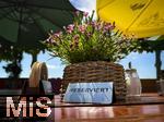 20.06.2025, Symbolbild, Thema: Reservierung in der Gastronomie,  Auf einem Biergarten-Tisch steht das RESERVIERT-Schild an einem Blumenstock.