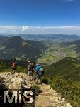 21.06.2025, Wandern im Allgu bei Oberjoch, Urlauber wandern am Berg Iseler,  Er ist der Hausberg von Oberjoch und Bad Hindelang. Unten sieht man im Tal den Kurort Bad Hindelang. (Modelreleased) 