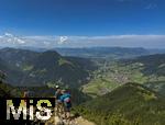 21.06.2025, Wandern im Allgu bei Oberjoch, Urlauber wandern am Berg Iseler,  Er ist der Hausberg von Oberjoch und Bad Hindelang. Unten sieht man im Tal den Kurort Bad Hindelang. (Modelreleased) 