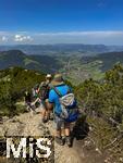 21.06.2025, Wandern im Allgu bei Oberjoch, Urlauber wandern am Berg Iseler,  Er ist der Hausberg von Oberjoch und Bad Hindelang. Unten sieht man im Tal den Kurort Bad Hindelang. (Modelreleased) 