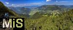 21.06.2025, Wandern im Allgu bei Oberjoch, Urlauber wandern am Berg Iseler,  Er ist der Hausberg von Oberjoch und Bad Hindelang. Unten sieht man im Tal den Kurort Bad Hindelang (li) und Oberjoch (re). (Modelreleased) 