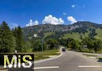 21.06.2025, Wandern im Allgu bei Oberjoch, mitte: der Berg Iseler,  Er ist der Hausberg von Oberjoch und Bad Hindelang. Links: Khgundkopf. Hier die Zufahrtstrasse nach Tannheim (sterreich).