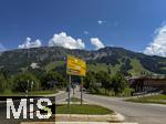 21.06.2025, Wandern im Allgu bei Oberjoch, mitte: der Berg Iseler,  Er ist der Hausberg von Oberjoch und Bad Hindelang. Links: Khgundkopf. Hier die Zufahrtstrasse nach Tannheim (sterreich).