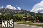 21.06.2025, Wandern im Allgu bei Oberjoch, mitte: der Berg Iseler,  Er ist der Hausberg von Oberjoch und Bad Hindelang. Links: Khgundkopf. Hier die Zufahrtstrasse nach Tannheim (sterreich).