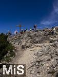 21.06.2025, Wandern im Allgu bei Oberjoch, Gipfelkreuz am Gipfel des Berg Iseler,  Er ist der Hausberg von Oberjoch und Bad Hindelang. Hhe ber NN 1876 Meter.  