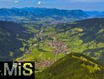 21.06.2025, Wandern im Allgu bei Oberjoch, Panorama Ausblick vom Berg Iseler,  Er ist der Hausberg von Oberjoch und Bad Hindelang. Hhe ber NN 1876 Meter. Hier sieht man rechts Bad Hindelang, ganz hinten Sonthofen,