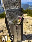 21.06.2025, Wandern im Allgu bei Oberjoch, Der Gipfel des Berg Iseler,  Er ist der Hausberg von Oberjoch und Bad Hindelang. Am hlzernen Gipfelkreuz steht die Hhe ber NN 1876 Meter.