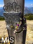 21.06.2025, Wandern im Allgu bei Oberjoch, Der Gipfel des Berg Iseler,  Er ist der Hausberg von Oberjoch und Bad Hindelang. Am hlzernen Gipfelkreuz steht die Hhe ber NN 1876 Meter.