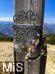 21.06.2025, Wandern im Allgu bei Oberjoch, Der Gipfel des Berg Iseler,  Er ist der Hausberg von Oberjoch und Bad Hindelang. Am hlzernen Gipfelkreuz steht die Hhe ber NN 1876 Meter.