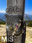 21.06.2025, Wandern im Allgu bei Oberjoch, Der Gipfel des Berg Iseler,  Er ist der Hausberg von Oberjoch und Bad Hindelang. Am hlzernen Gipfelkreuz steht die Hhe ber NN 1876 Meter.