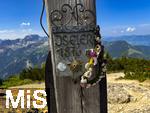 21.06.2025, Wandern im Allgu bei Oberjoch, Der Gipfel des Berg Iseler,  Er ist der Hausberg von Oberjoch und Bad Hindelang. An der Gipfelbuch-Kiste am hlzernen Gipfelkreuz steht die Berg-Hhe ber NN 1876 Meter. 