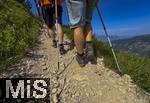 21.06.2025, Wandern im Allgu bei Oberjoch, Aufstieg, Urlauber wandern am Berg Iseler,  Er ist der Hausberg von Oberjoch und Bad Hindelang. (Modelreleased)  