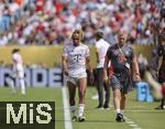 24.06.2025, FIFA Club World Cup 2025, Gruppe C, Benfica Lissabon - FC Bayern Mnchen, im Bank of America Stadium (Charlotte, NC), Sacha Boey (FC Bayern Mnchen) muss ausgewechselt werden.