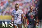 24.06.2025, FIFA Club World Cup 2025, Gruppe C, Benfica Lissabon - FC Bayern Mnchen, im Bank of America Stadium (Charlotte, NC), Sacha Boey (li, FC Bayern Mnchen) muss ausgewechselt werden.