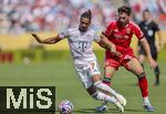 24.06.2025, FIFA Club World Cup 2025, Gruppe C, Benfica Lissabon - FC Bayern Mnchen, im Bank of America Stadium (Charlotte, NC),  v.li: Michael Olise (FC Bayern Mnchen) gegen Orkun Kkc (re, Lissabon).
