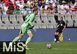 24.06.2025, FIFA Club World Cup 2025, Gruppe C, Benfica Lissabon - FC Bayern Mnchen, im Bank of America Stadium (Charlotte, NC), Torwart Manuel Neuer (FC Bayern Mnchen) am Ball 