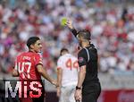24.06.2025, FIFA Club World Cup 2025, Gruppe C, Benfica Lissabon - FC Bayern Mnchen, im Bank of America Stadium (Charlotte, NC), Gelbe Karte fr TIAGO GOUVEIA (Lissabon) vom Schiedsrichter 