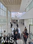 04.06.2025, Airport Palma de Mallorca,  Fluggste am neu gebauten Ankunfts-Gate.