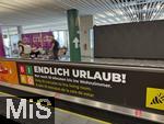 04.06.2025, Airport Palma de Mallorca,  Endlich Urlaub, steht auf Deutsch am Personenbefrderungsband am Ankunfts-Gate.