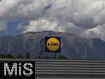 29.6.2025, Imst in Tirol, LIDL-Firmenschild vor dem Alpenkamm-Hintergrund.