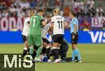 04.07.2025, UEFA Frauen-Europameisterschaft 2025 in der Schweiz. Spieltag 1, Vorrunde, Deutschland - Polen, im Kybunpark (St. Gallen, Schweiz). Muss mit einer schweren Knieverletzung ausgewechselt werden, Giulia Gwinn (mitte, Deutschland), Lea Schller (Deutschland) trstet sie, li: Torhterin Ann-Katrin Berger (Deutschland) 