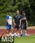 05.07.2025, Fussball 2. Bundesliga 2025/2026, 1.FC Magdeburg im Sommertrainingslager in Bad Wrishofen im Unterallgu,  2.v.re: Trainer Markus Fiedler (1.FC Magdeburg)  mit Laurin Ulrich (li, 1. FC Magdeburg) 