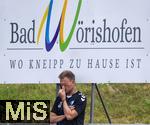 05.07.2025, Fussball 2. Bundesliga 2025/2026, 1.FC Magdeburg im Sommertrainingslager in Bad Wrishofen im Unterallgu,  Trainer Markus Fiedler (Magdeburg) nachdenklich am Werbeschild fr die Bad Wrishofener Kneippkur.