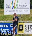 05.07.2025, Fussball 2. Bundesliga 2025/2026, 1.FC Magdeburg im Sommertrainingslager in Bad Wrishofen im Unterallgu,  Trainer Markus Fiedler (Magdeburg) nachdenklich am Werbeschild fr die Bad Wrishofener Kneippkur.
