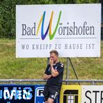 05.07.2025, Fussball 2. Bundesliga 2025/2026, 1.FC Magdeburg im Sommertrainingslager in Bad Wrishofen im Unterallgu,  Trainer Markus Fiedler (Magdeburg) nachdenklich am Werbeschild fr die Bad Wrishofener Kneippkur.