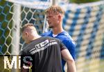 05.07.2025, Fussball 2. Bundesliga 2025/2026, 1.FC Magdeburg im Sommertrainingslager in Bad Wrishofen im Unterallgu,  Alexander Ahl-Holmstrm (1. FC Magdeburg) verlsst mit Beule am Auge den Platz nach einem Zusammenprall mit Torwart Robert Kampa (1. FC Magdeburg) 