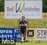 05.07.2025, Fussball 2. Bundesliga 2025/2026, 1.FC Magdeburg im Sommertrainingslager in Bad Wrishofen im Unterallgu,  Trainer Markus Fiedler (Magdeburg) nachdenklich am Werbeschild fr die Bad Wrishofener Kneippkur.