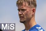 05.07.2025, Fussball 2. Bundesliga 2025/2026, 1.FC Magdeburg im Sommertrainingslager in Bad Wrishofen im Unterallgu,  Alexander Ahl-Holmstrm (1. FC Magdeburg) verlsst mit Beule am Auge den Platz nach einem Zusammenprall mit Torwart Robert Kampa (1. FC Magdeburg) 