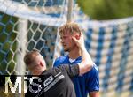 05.07.2025, Fussball 2. Bundesliga 2025/2026, 1.FC Magdeburg im Sommertrainingslager in Bad Wrishofen im Unterallgu,  Alexander Ahl-Holmstrm (1. FC Magdeburg) verlsst mit Beule am Auge den Platz nach einem Zusammenprall mit Torwart Robert Kampa (1. FC Magdeburg) 