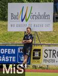 05.07.2025, Fussball 2. Bundesliga 2025/2026, 1.FC Magdeburg im Sommertrainingslager in Bad Wrishofen im Unterallgu,  Trainer Markus Fiedler (Magdeburg) nachdenklich am Werbeschild fr die Bad Wrishofener Kneippkur.