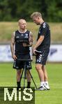 05.07.2025, Fussball 2. Bundesliga 2025/2026, 1.FC Magdeburg im Sommertrainingslager in Bad Wrishofen im Unterallgu,  re: Trainer Markus Fiedler (Magdeburg) mit seinem Fitness-Trainerteam, li: Jannik Kirchenkamp (Athletik und Rehatrainer)